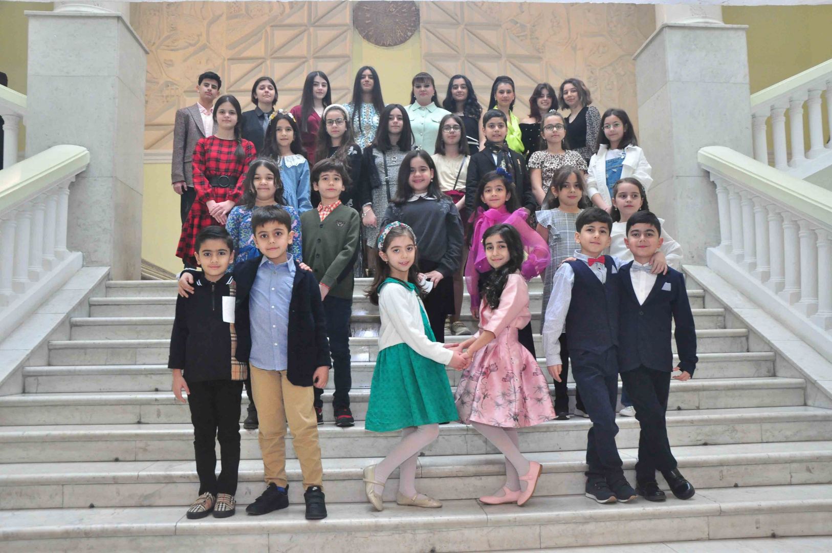 Gənc rəssamların “Rənglərin nəfəsi” sərgisinin açılışı olub (FOTO)