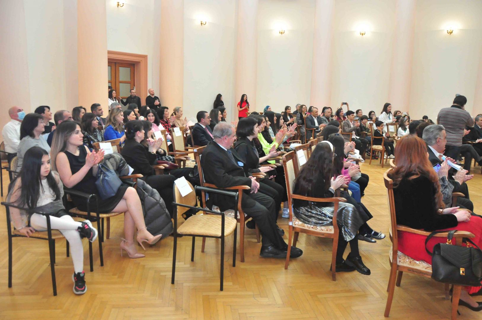 Gənc rəssamların “Rənglərin nəfəsi” sərgisinin açılışı olub (FOTO)