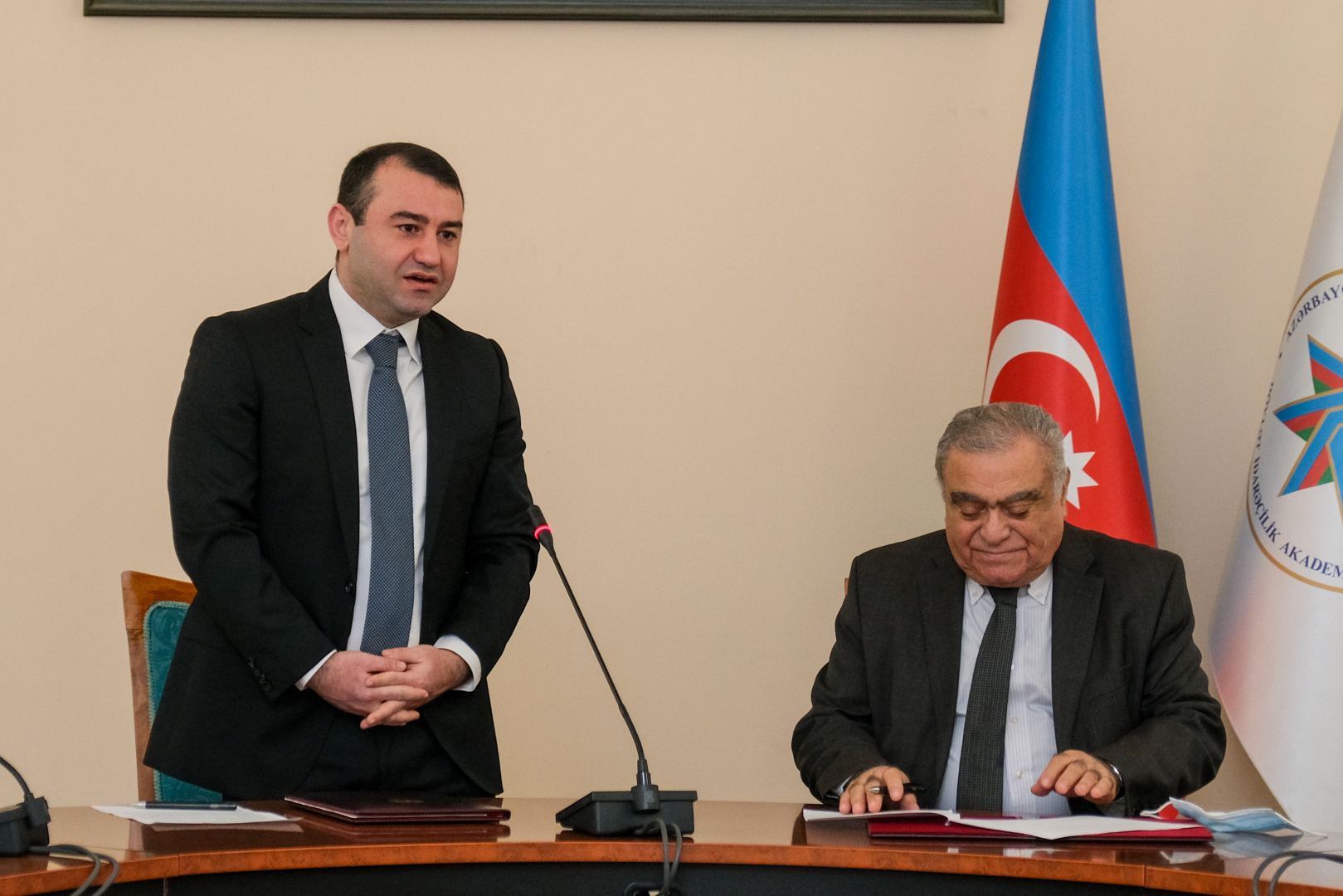 Dövlət İdarəçilik Akademiyası ilə Gənclər Fondu arasında Anlaşma Memorandumu imzalandı (FOTO)