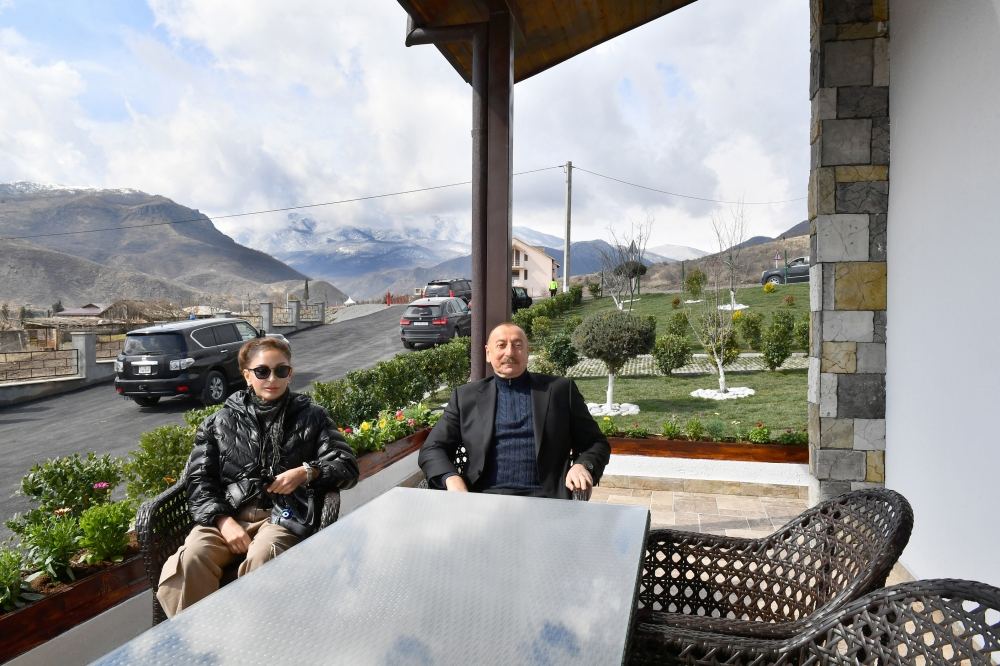 Prezidenti İlham Əliyev və Birinci xanım Mehriban Əliyeva Suqovuşanda fərdi evdə aparılmış təmir-bərpa işləri ilə tanış olublar (FOTO/VİDEO)