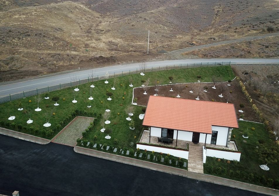 Prezidenti İlham Əliyev və Birinci xanım Mehriban Əliyeva Suqovuşanda fərdi evdə aparılmış təmir-bərpa işləri ilə tanış olublar (FOTO/VİDEO)