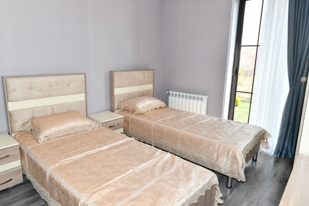 Prezidenti İlham Əliyev və Birinci xanım Mehriban Əliyeva Suqovuşanda fərdi evdə aparılmış təmir-bərpa işləri ilə tanış olublar (FOTO/VİDEO)