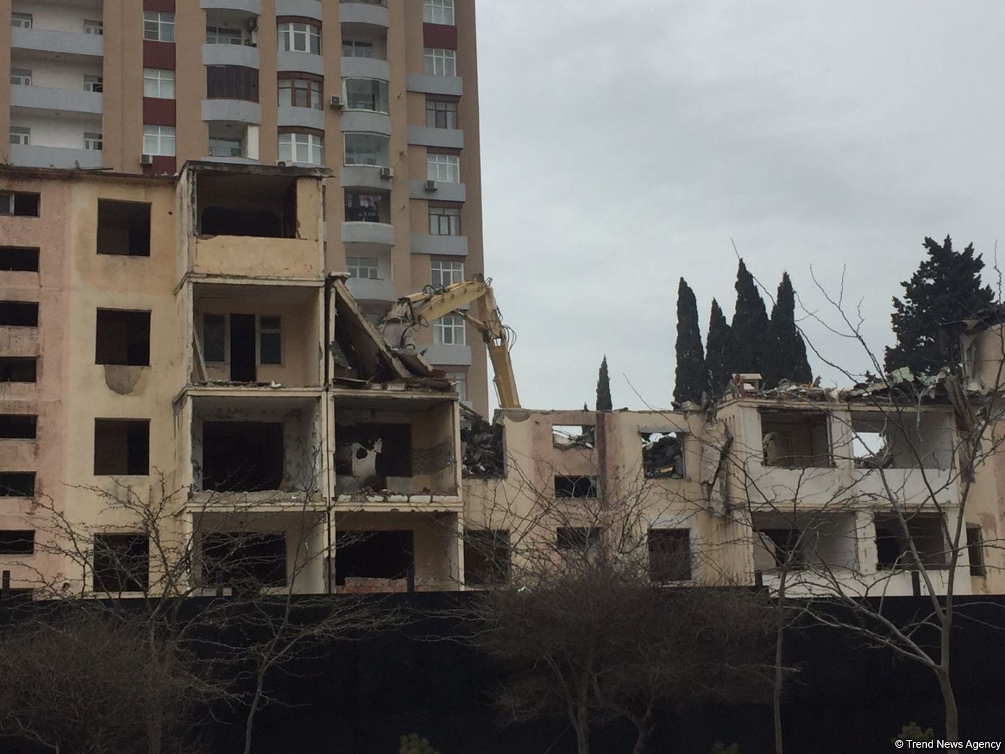 Bakının bu ünvanında bina sökülür (FOTO)