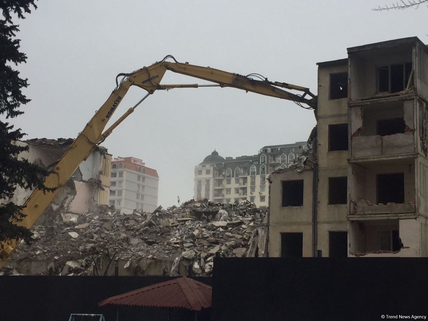 Bakının bu ünvanında bina sökülür (FOTO)