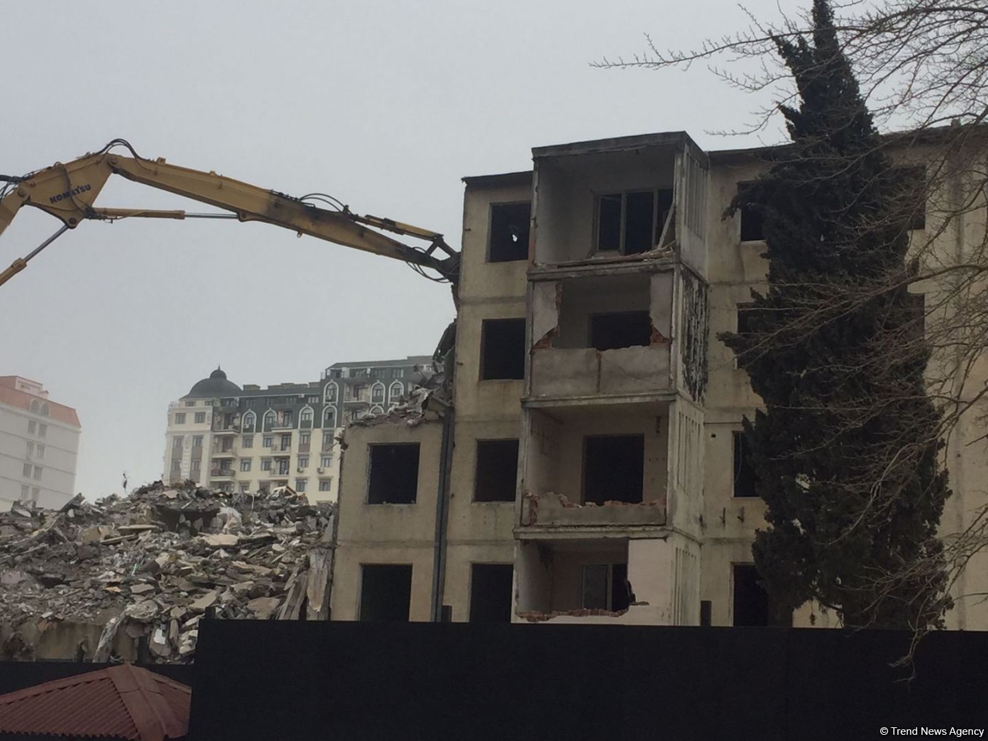 Bakının bu ünvanında bina sökülür (FOTO)