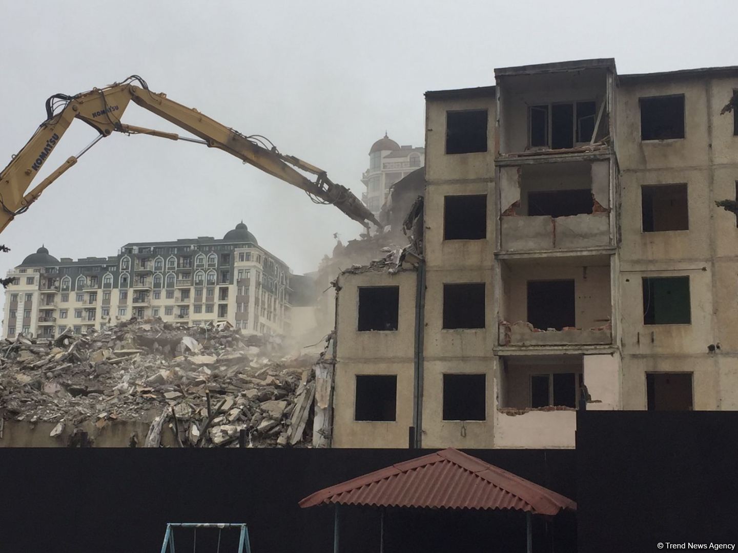 Bakının bu ünvanında bina sökülür (FOTO)