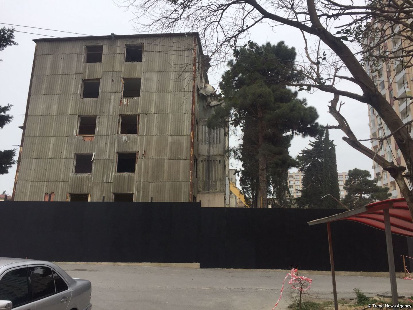 Bakının bu ünvanında bina sökülür (FOTO)