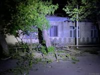 Tərtər şəhərində güclü külək məktəbin dam örtüyünü atıb (FOTO)