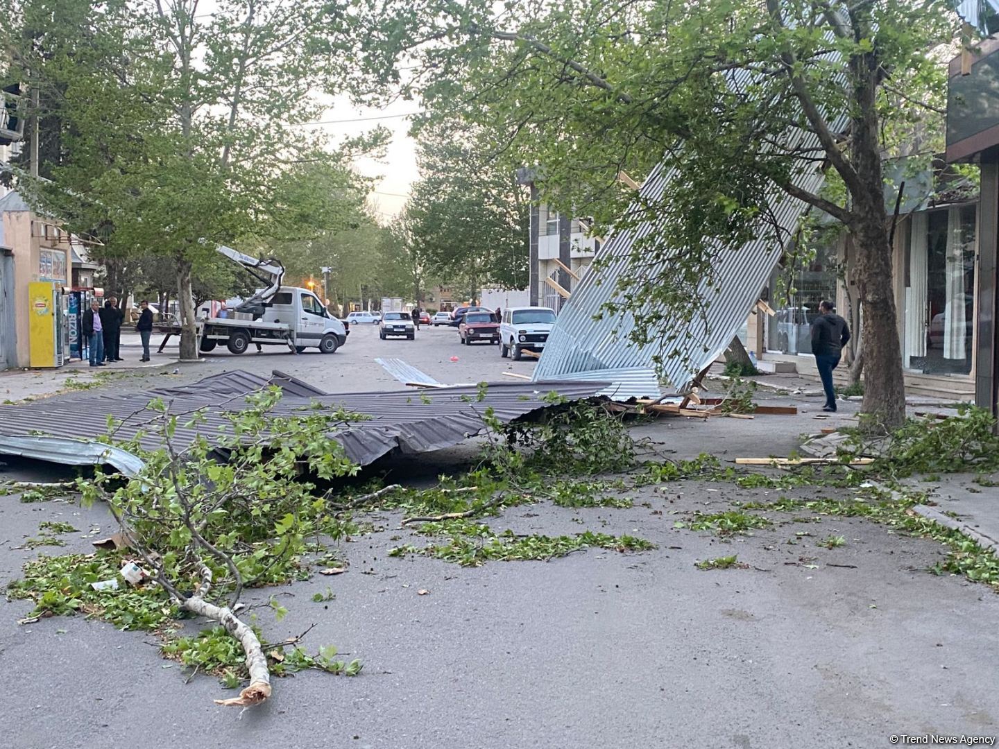 Bərdədə tüğyan edən güclü külək dağıntılar yaradıb, xəsarət alanlar var (FOTO)