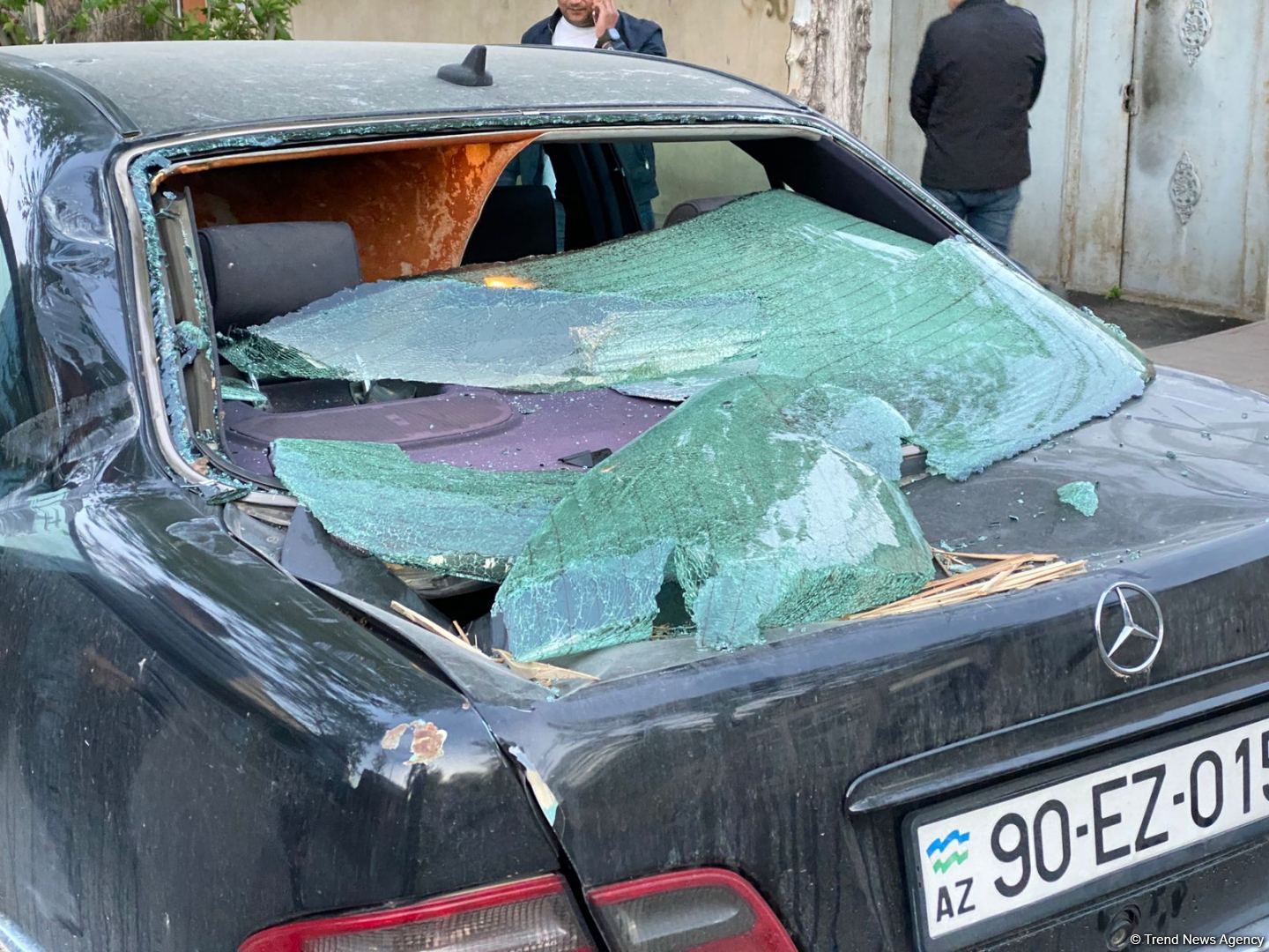 Bərdədə tüğyan edən güclü külək dağıntılar yaradıb, xəsarət alanlar var (FOTO)