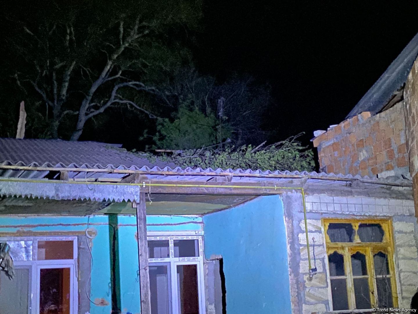 Tərtər şəhərində güclü külək məktəbin dam örtüyünü atıb (FOTO)