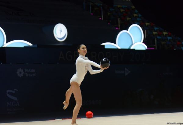 Bədii gimnastika üzrə Dünya kuboku: Arzu Cəlilova topla hərəkətlərdə liderlik edir (FOTO)