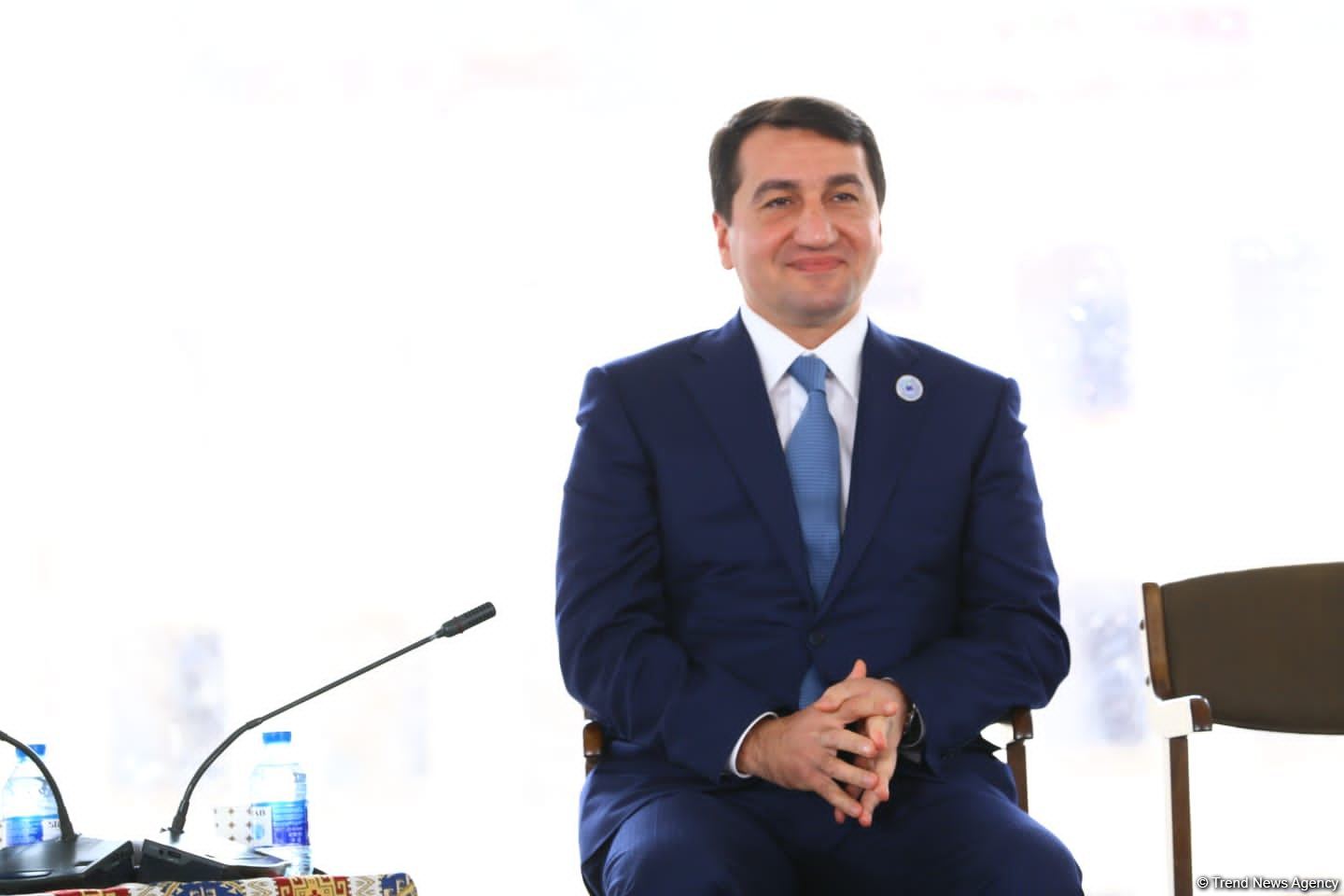 Əgər Ermənistan və erməni xalqı gələcəyə doğru baxmaq istəyirsə, sülh müqaviləsi imzalamalıdır - Hikmət Hacıyev