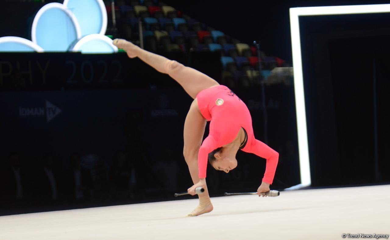 Arzu Cəlilova və Zöhrə Ağamirova Bakıda keçirilən FIG Dünya Kubokunda gürzələrlə çıxışdan ibarət proqramı təqdim ediblər (FOTO)