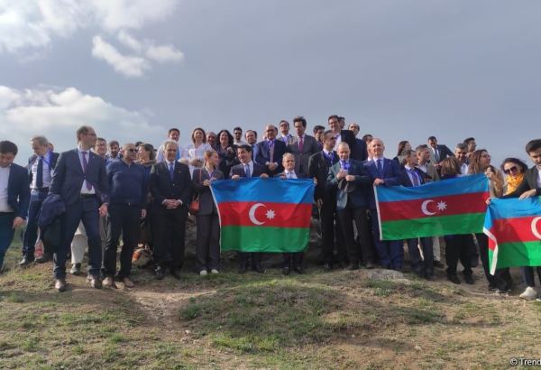 Şuşada keçirilən beynəlxalq forumun iştirakçıları Cıdır düzündə olub (FOTO)