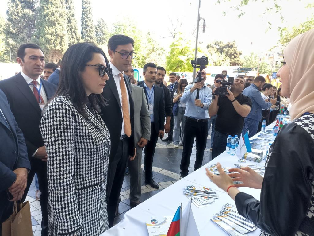 Ombudsman autizmli uşaqlarla görüşlər keçirib (FOTO)