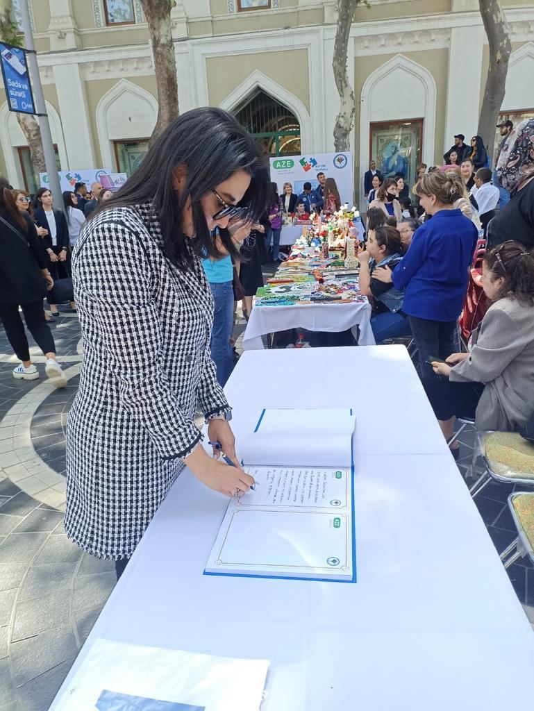 Ombudsman autizmli uşaqlarla görüşlər keçirib (FOTO)