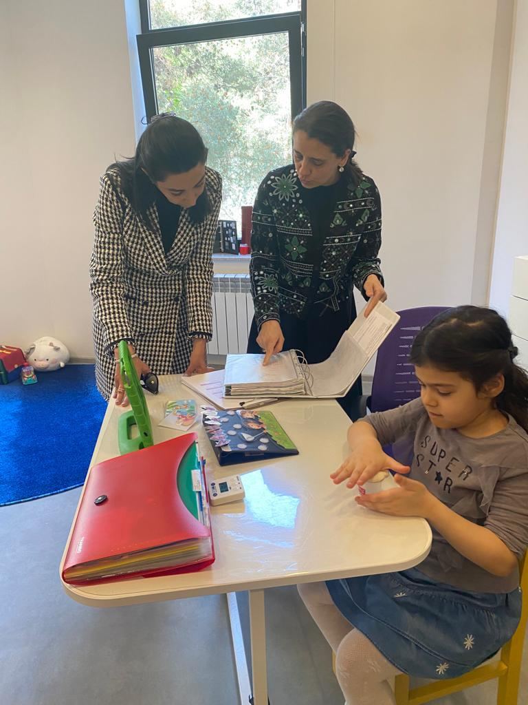 Ombudsman autizmli uşaqlarla görüşlər keçirib (FOTO)
