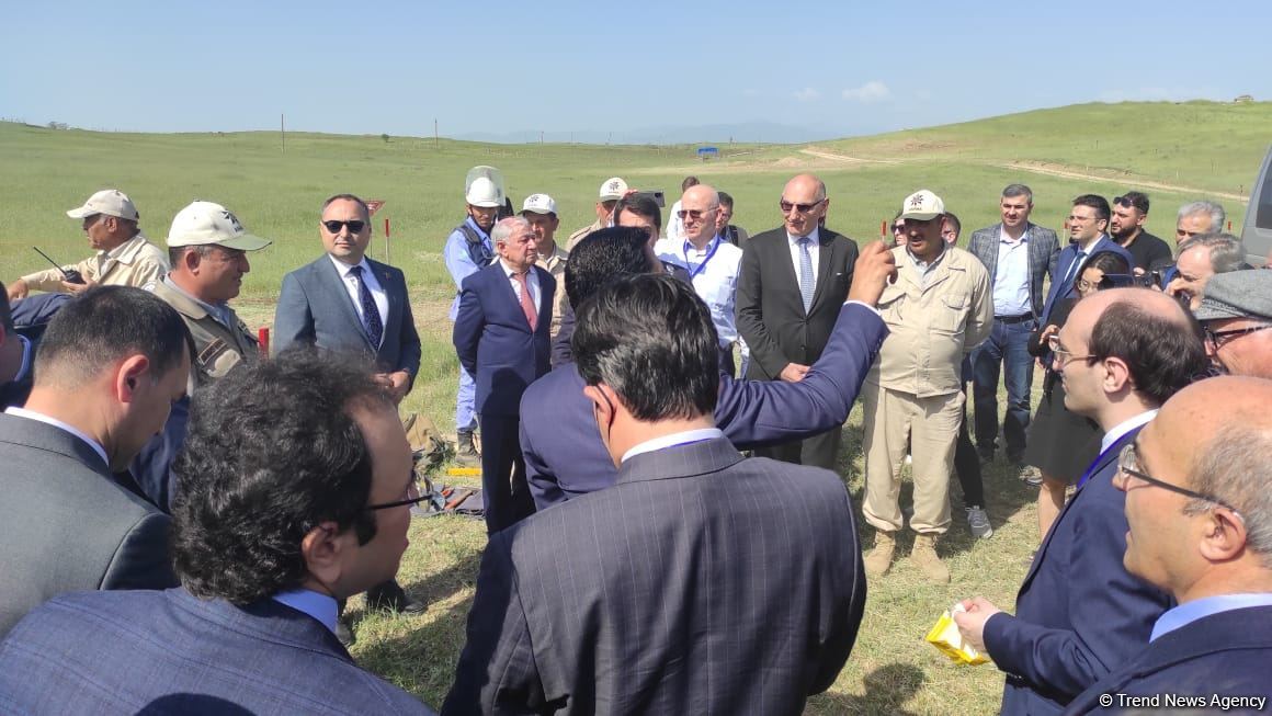Beynəlxalq beyin mərkəzlərinin nümayəndələri Qarabağda minaların təmizlənməsi prosesi ilə tanış olublar (FOTO)