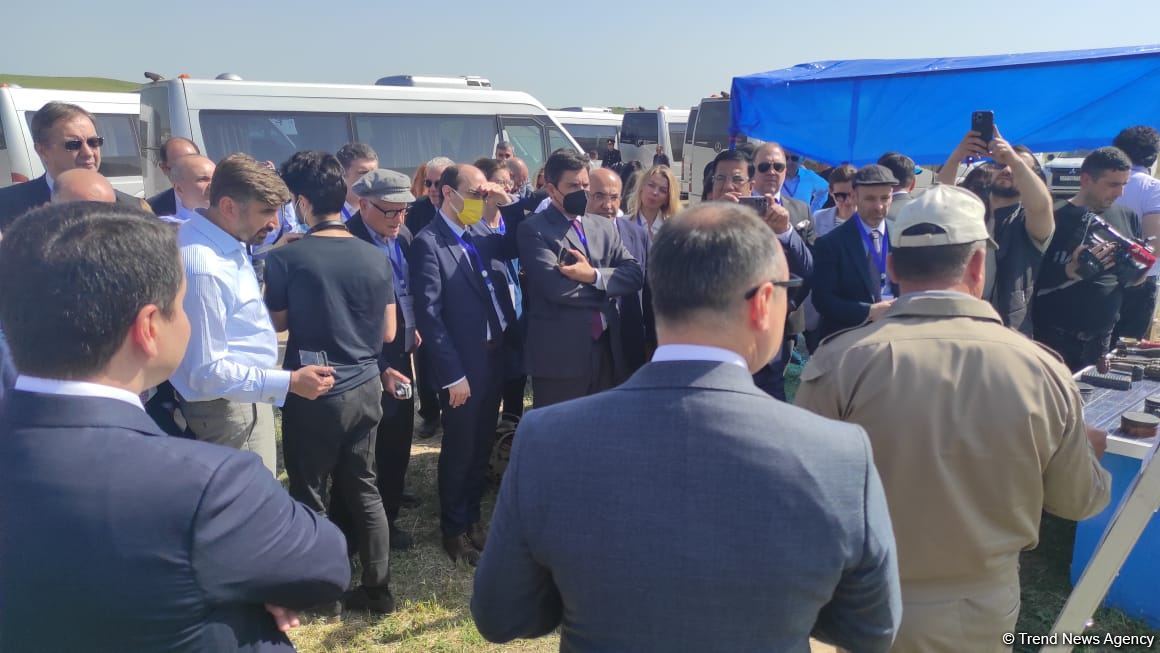 Beynəlxalq beyin mərkəzlərinin nümayəndələri Qarabağda minaların təmizlənməsi prosesi ilə tanış olublar (FOTO)