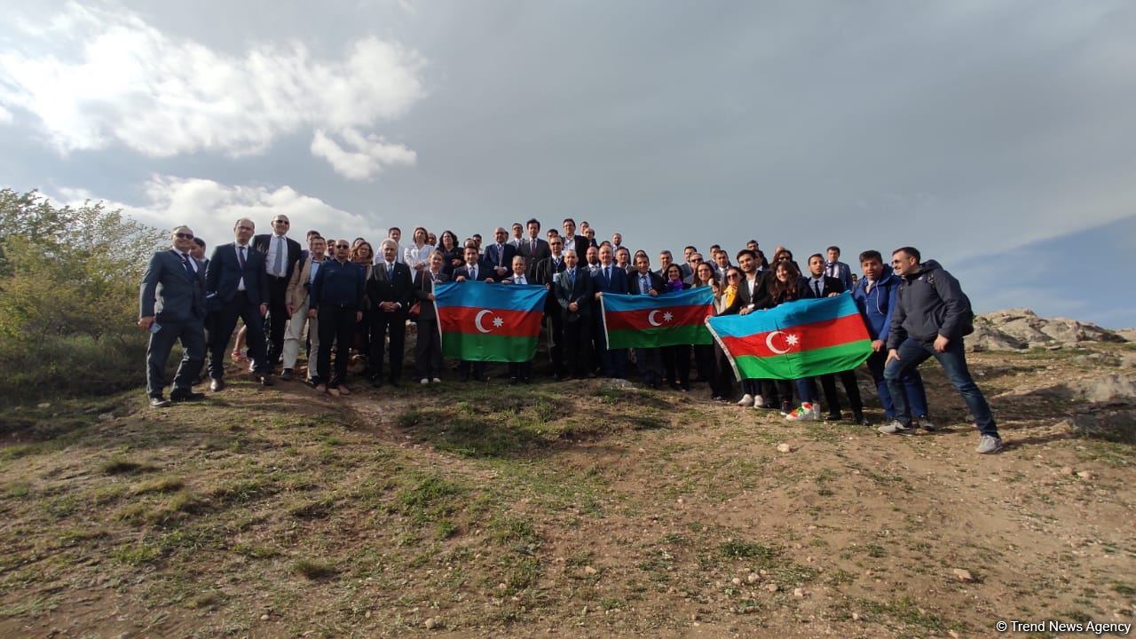 Şuşada keçirilən beynəlxalq forumun iştirakçıları Cıdır düzündə olub (FOTO)