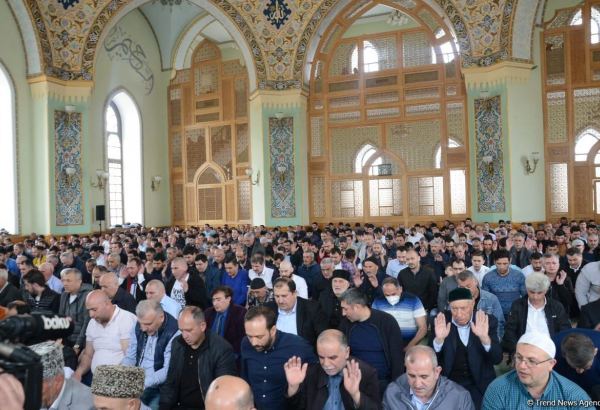 Azərbaycanda məscidlərdə bayram namazı qılınıb (FOTO)