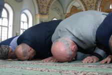 Azərbaycanda məscidlərdə bayram namazı qılınıb (FOTO)