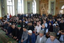 Azərbaycanda məscidlərdə bayram namazı qılınıb (FOTO)