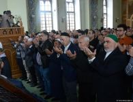 Azərbaycanda məscidlərdə bayram namazı qılınıb (FOTO)