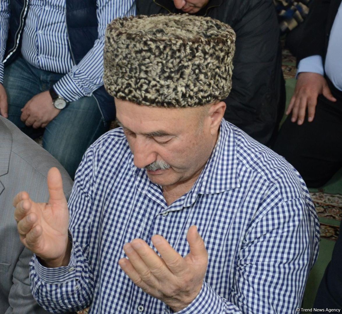 Azərbaycanda məscidlərdə bayram namazı qılınıb (FOTO)