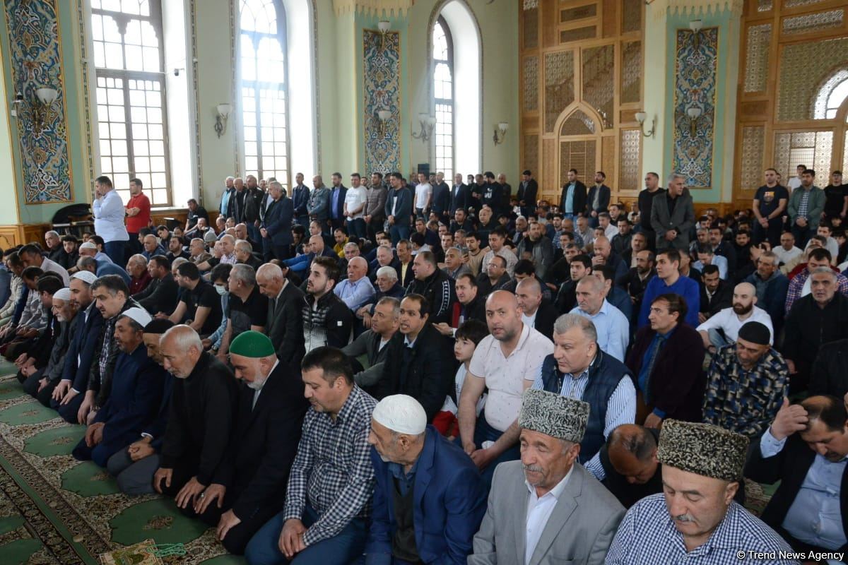 Azərbaycanda məscidlərdə bayram namazı qılınıb (FOTO)