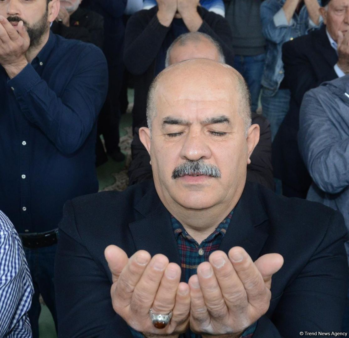 Azərbaycanda məscidlərdə bayram namazı qılınıb (FOTO)
