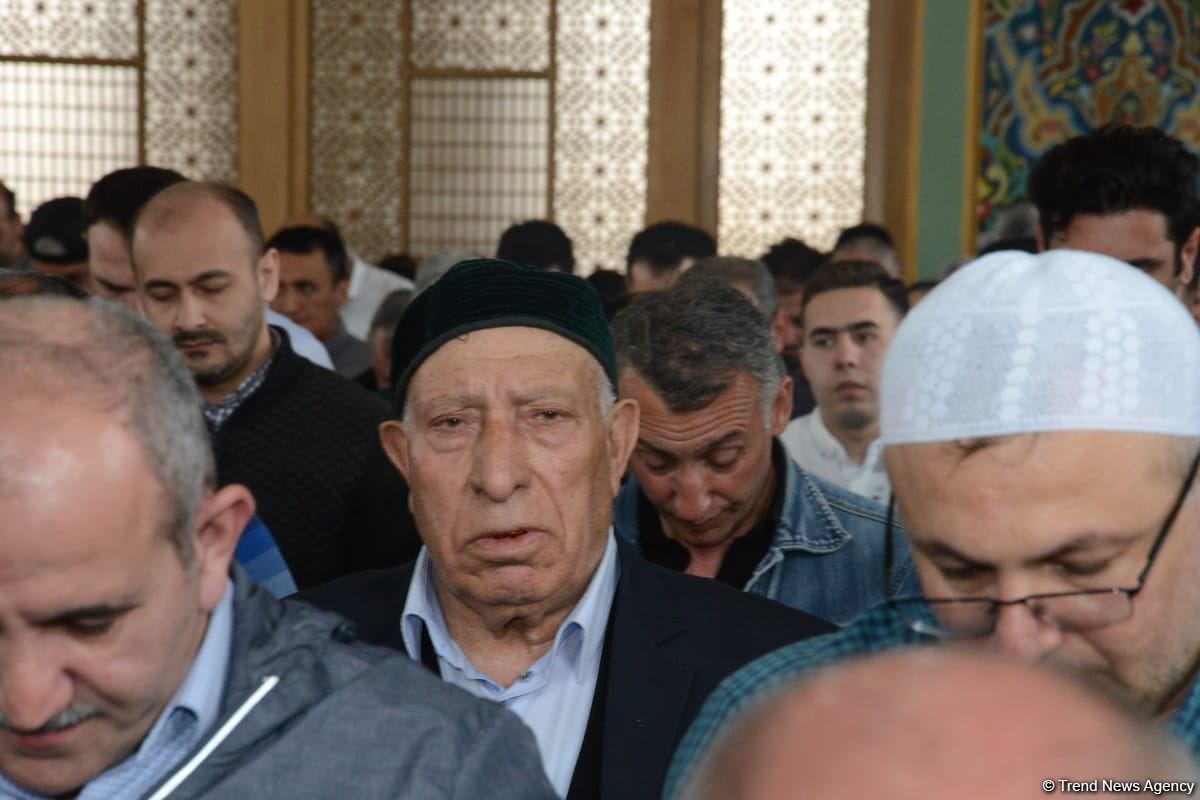 Azərbaycanda məscidlərdə bayram namazı qılınıb (FOTO)