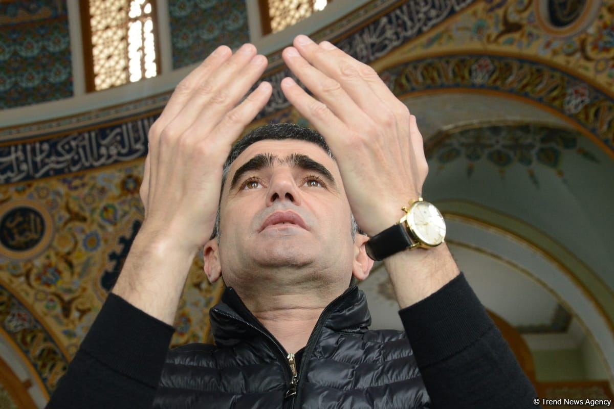 Azərbaycanda məscidlərdə bayram namazı qılınıb (FOTO)