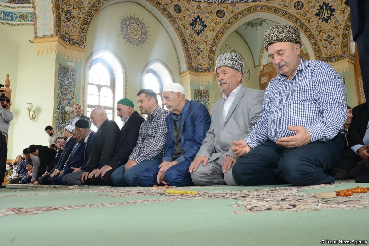 Azərbaycanda məscidlərdə bayram namazı qılınıb (FOTO)