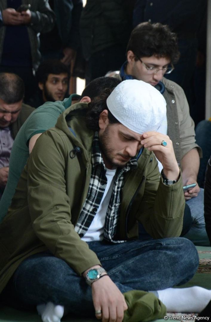 Azərbaycanda məscidlərdə bayram namazı qılınıb (FOTO)