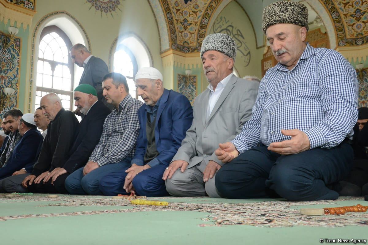 Azərbaycanda məscidlərdə bayram namazı qılınıb (FOTO)