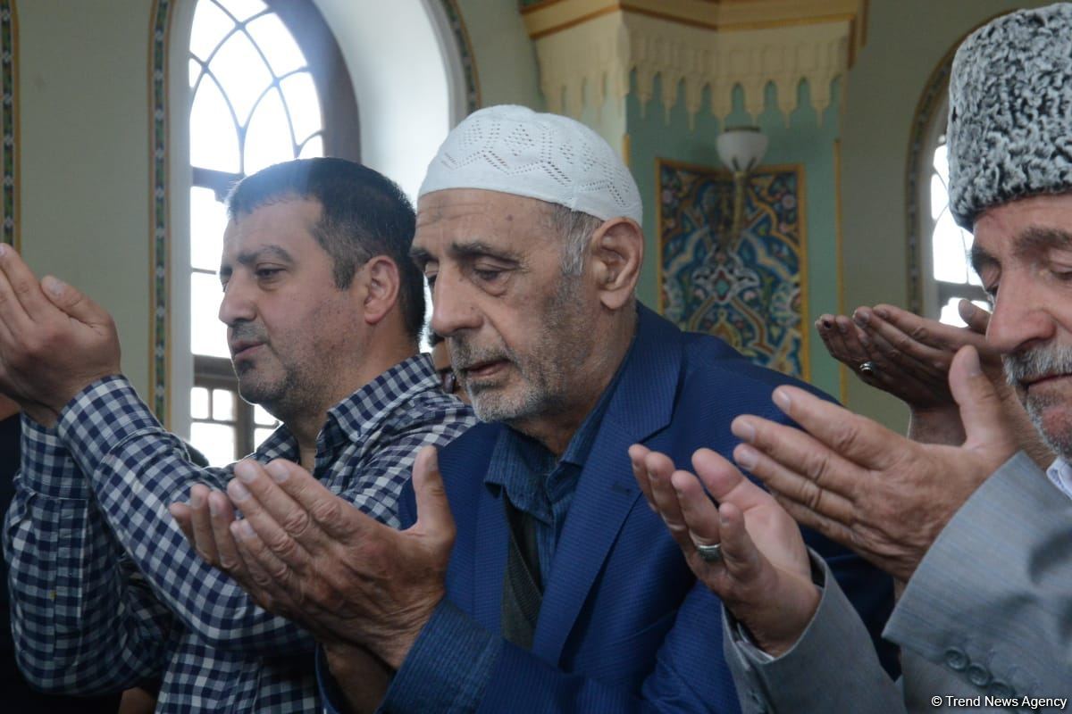 Azərbaycanda məscidlərdə bayram namazı qılınıb (FOTO)