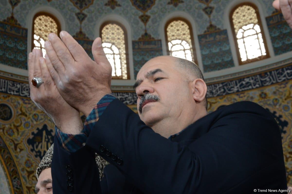 Azərbaycanda məscidlərdə bayram namazı qılınıb (FOTO)