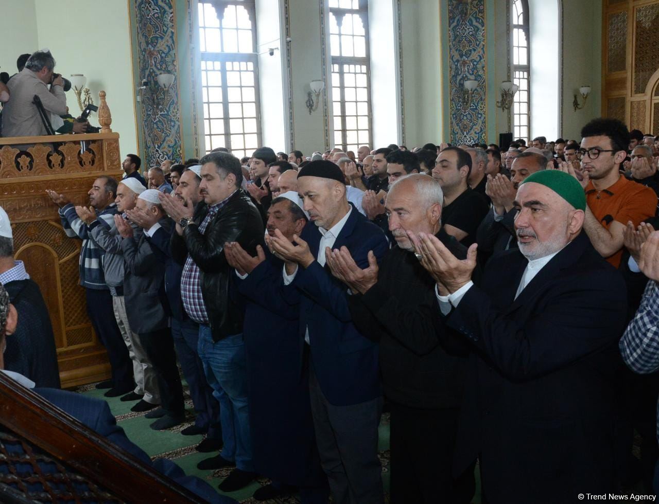 Azərbaycanda məscidlərdə bayram namazı qılınıb (FOTO)
