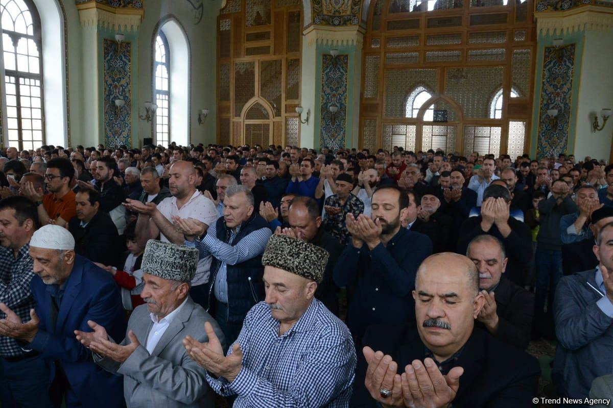 Azərbaycanda məscidlərdə bayram namazı qılınıb (FOTO)