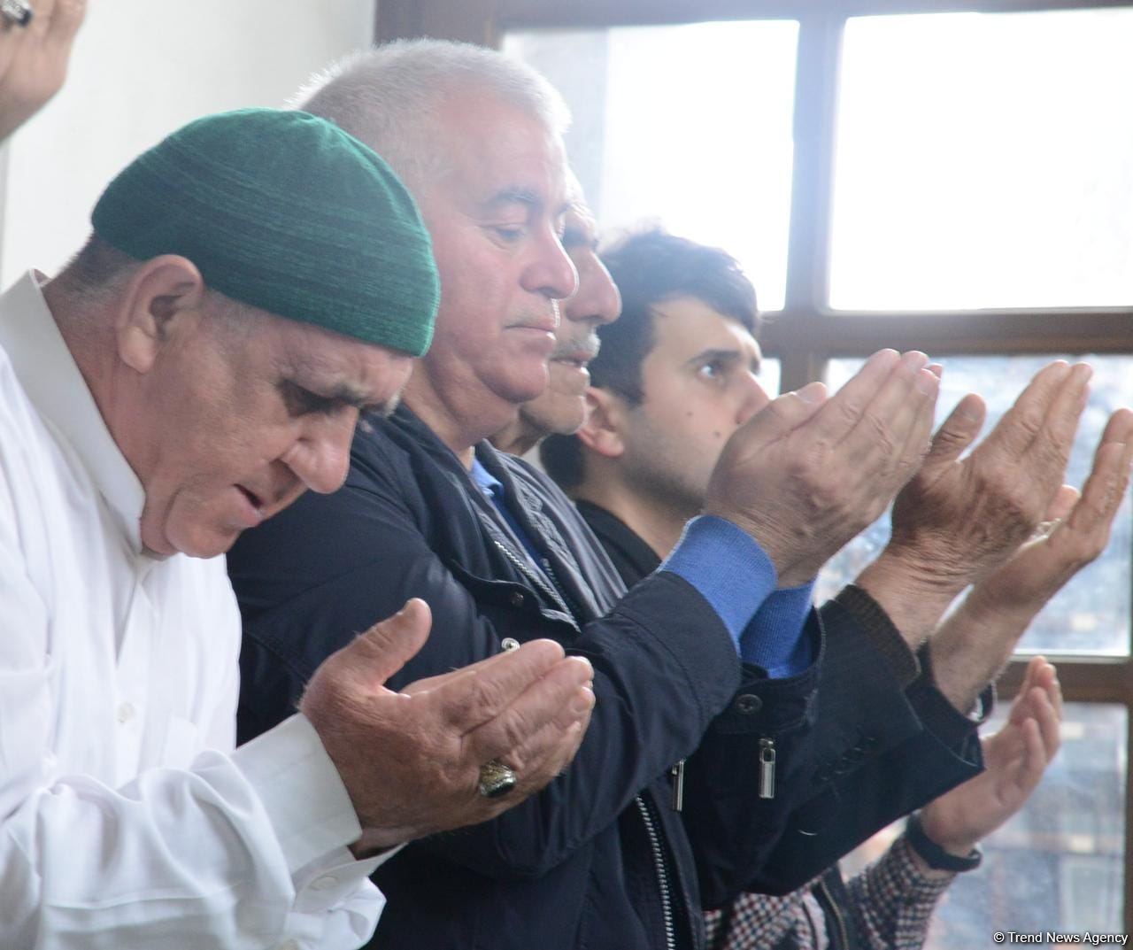 Azərbaycanda məscidlərdə bayram namazı qılınıb (FOTO)