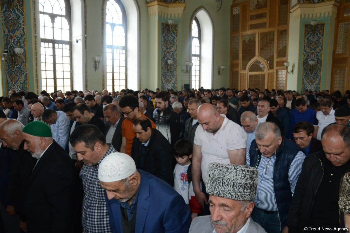 Azərbaycanda məscidlərdə bayram namazı qılınıb (FOTO)