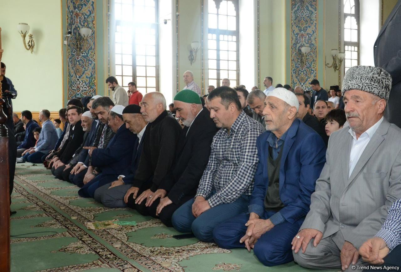 Azərbaycanda məscidlərdə bayram namazı qılınıb (FOTO)