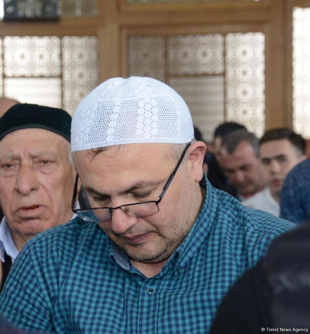 Azərbaycanda məscidlərdə bayram namazı qılınıb (FOTO)