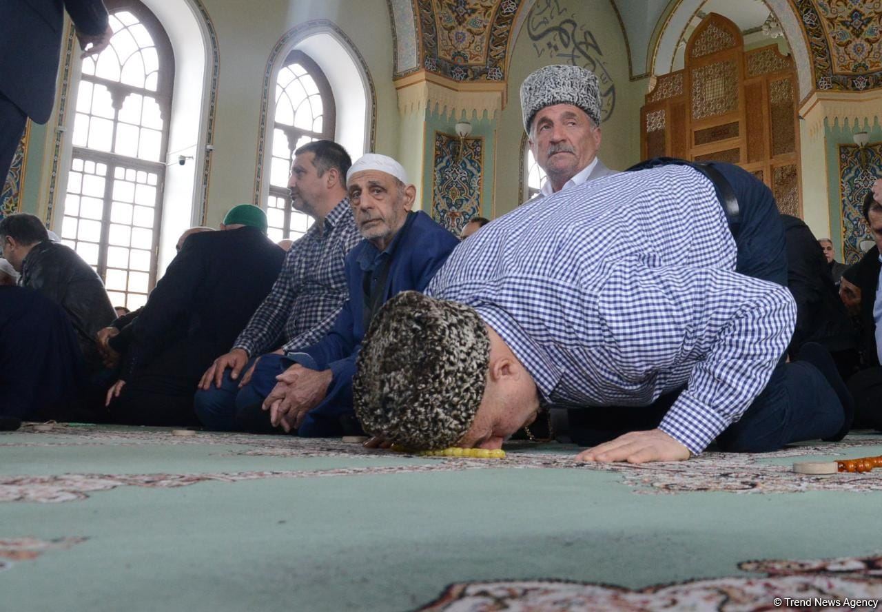 Azərbaycanda məscidlərdə bayram namazı qılınıb (FOTO)