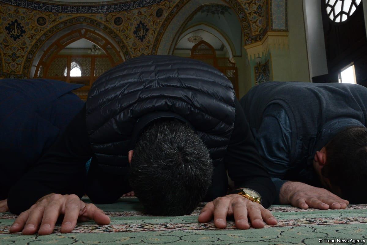 Azərbaycanda məscidlərdə bayram namazı qılınıb (FOTO)