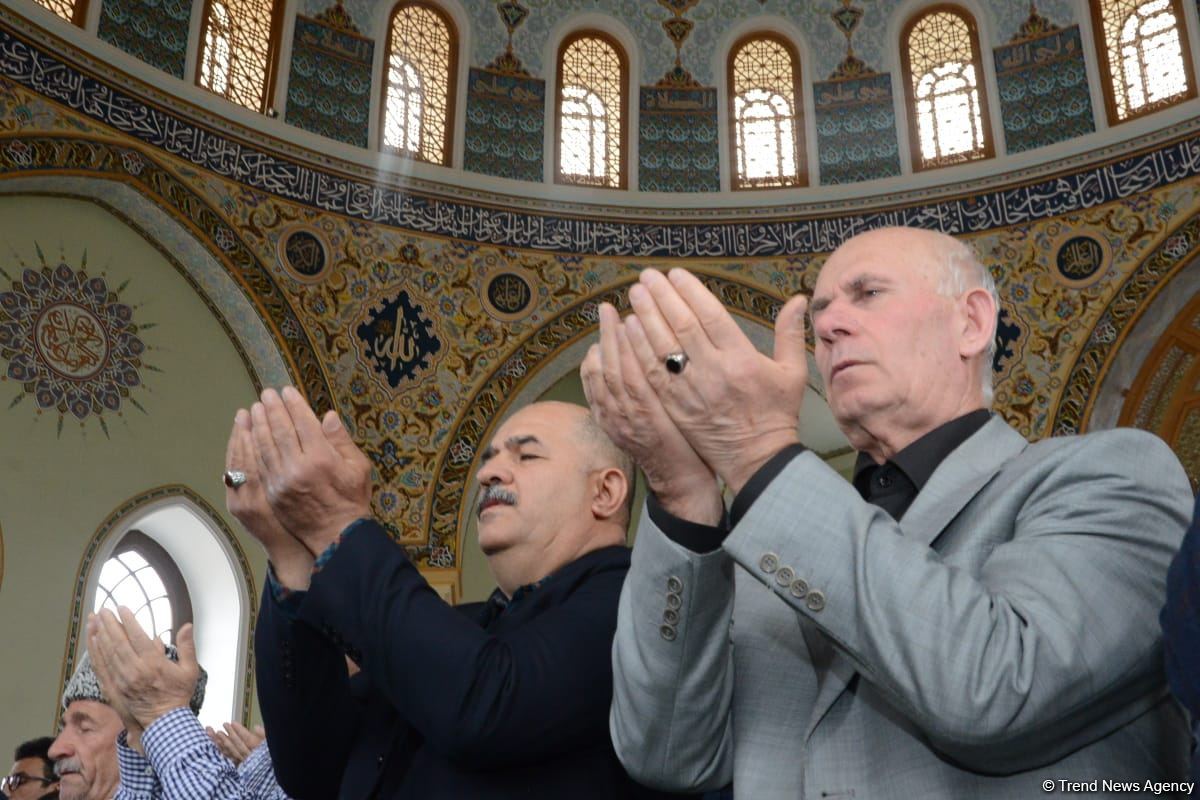 Azərbaycanda məscidlərdə bayram namazı qılınıb (FOTO)