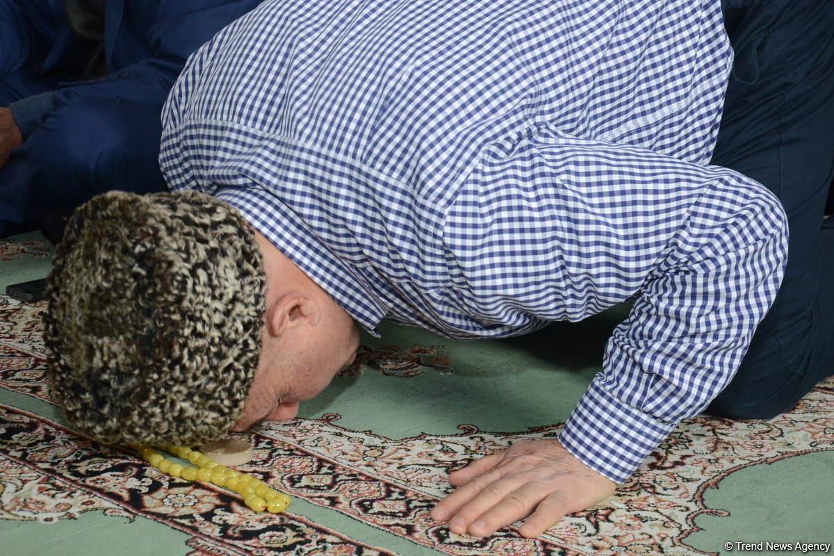 Azərbaycanda məscidlərdə bayram namazı qılınıb (FOTO)