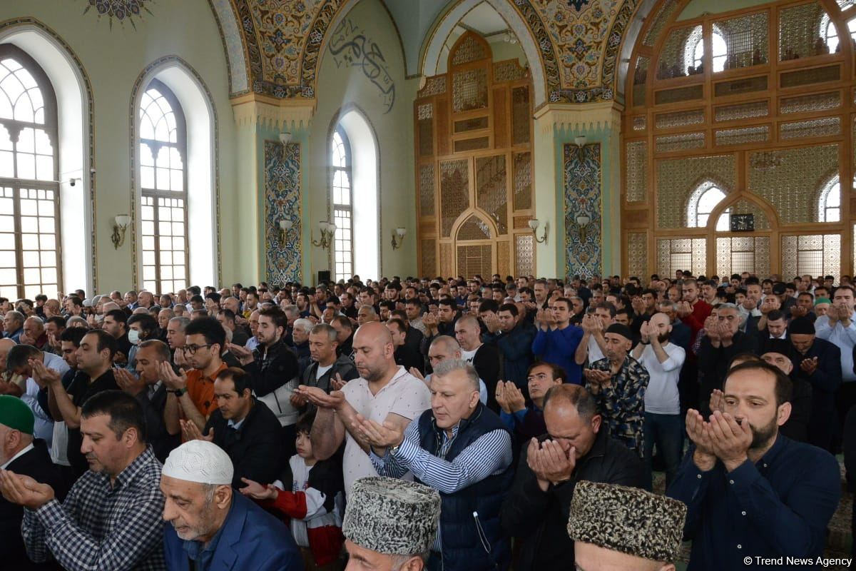 Azərbaycanda məscidlərdə bayram namazı qılınıb (FOTO)